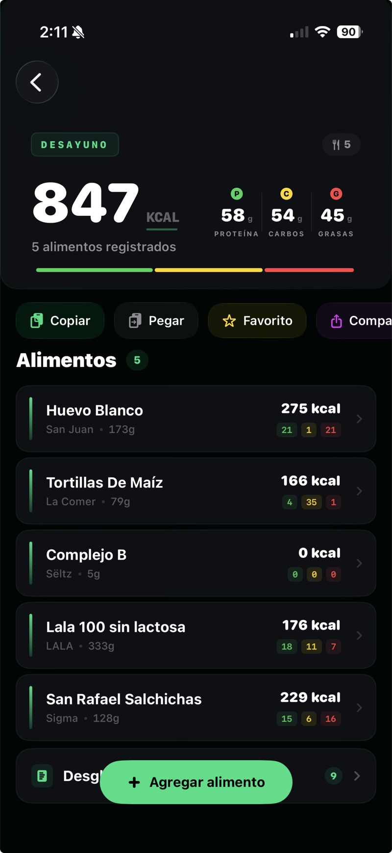 Detalle de una comida con sus alimentos y macros